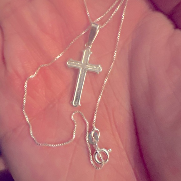 925 sterling silver cross on Serling silver chain - Picture 1 of 4